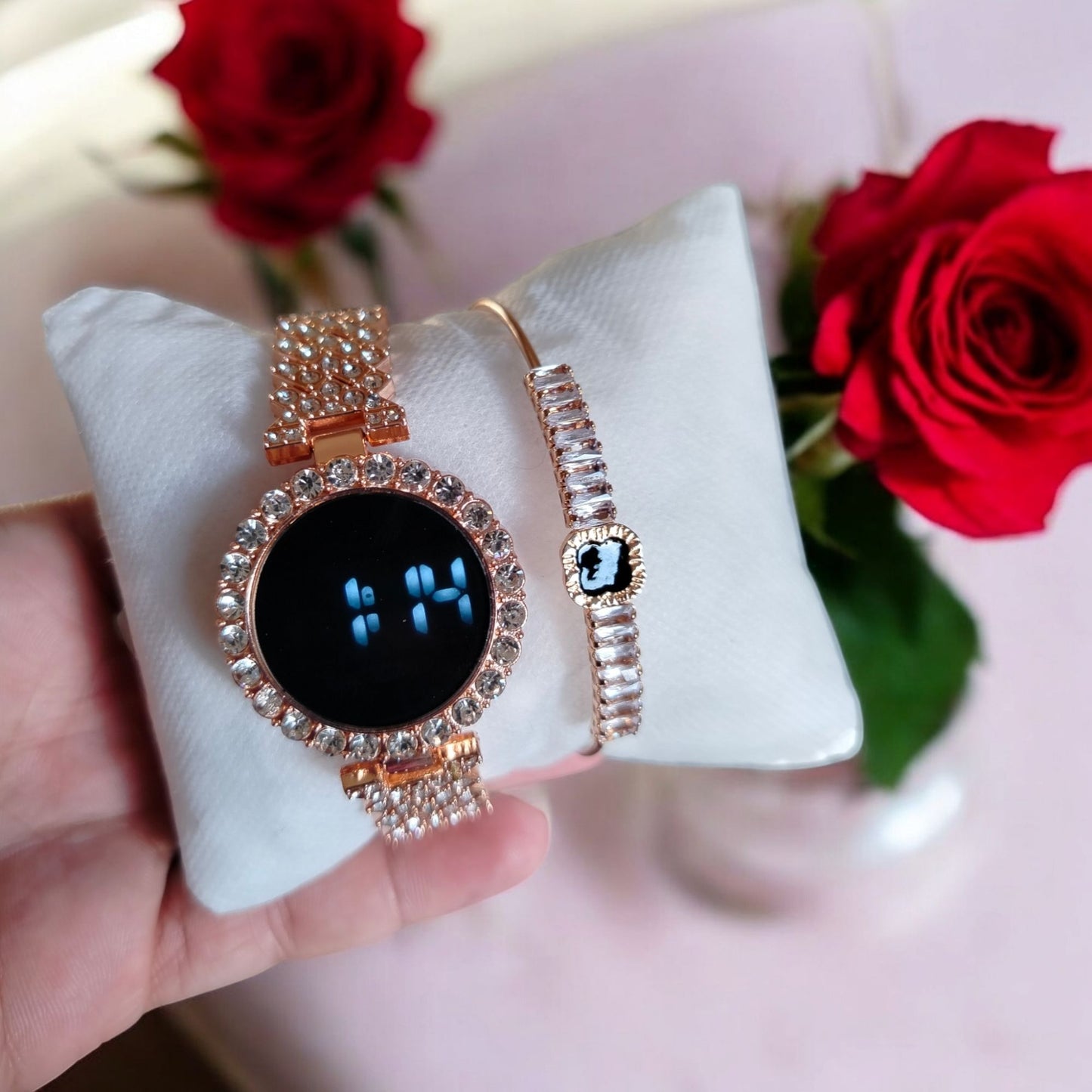 NEW FASHIONABLE STONE TOUCH ROUND LADIES WATCH FOR WOMEN