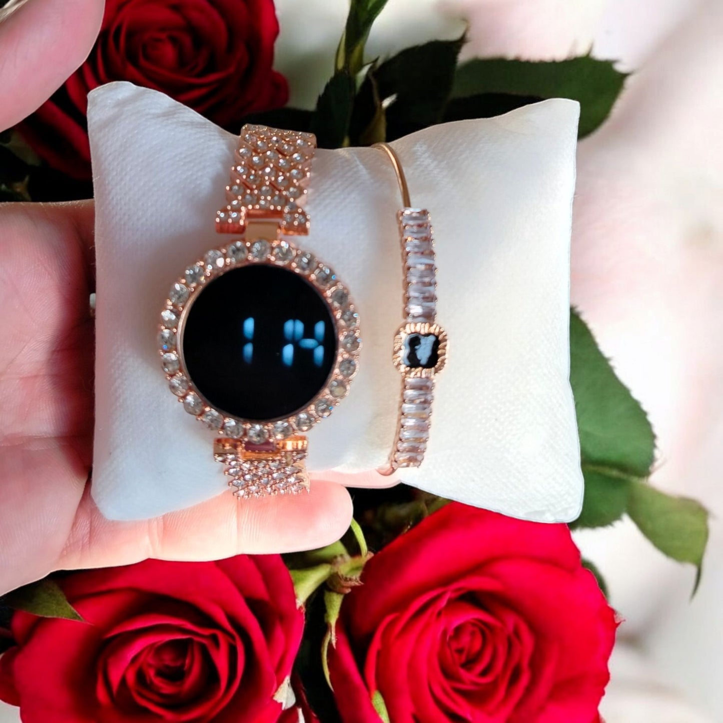 NEW FASHIONABLE STONE TOUCH ROUND LADIES WATCH FOR WOMEN